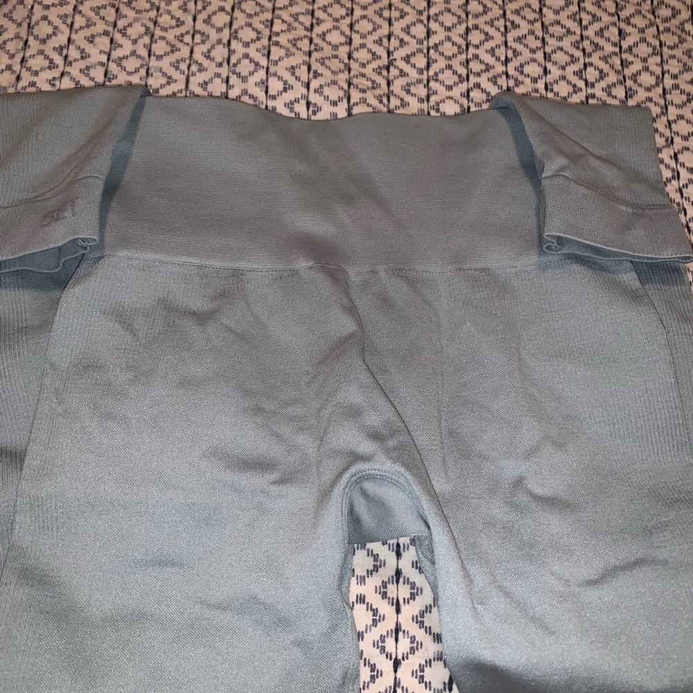 Set Active Gem colored size small leggings